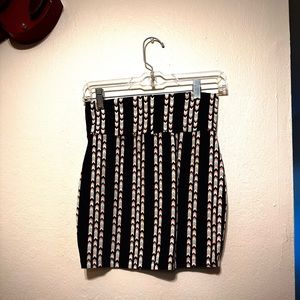 Cute Charlotte Russe pencil skirt (Size M)